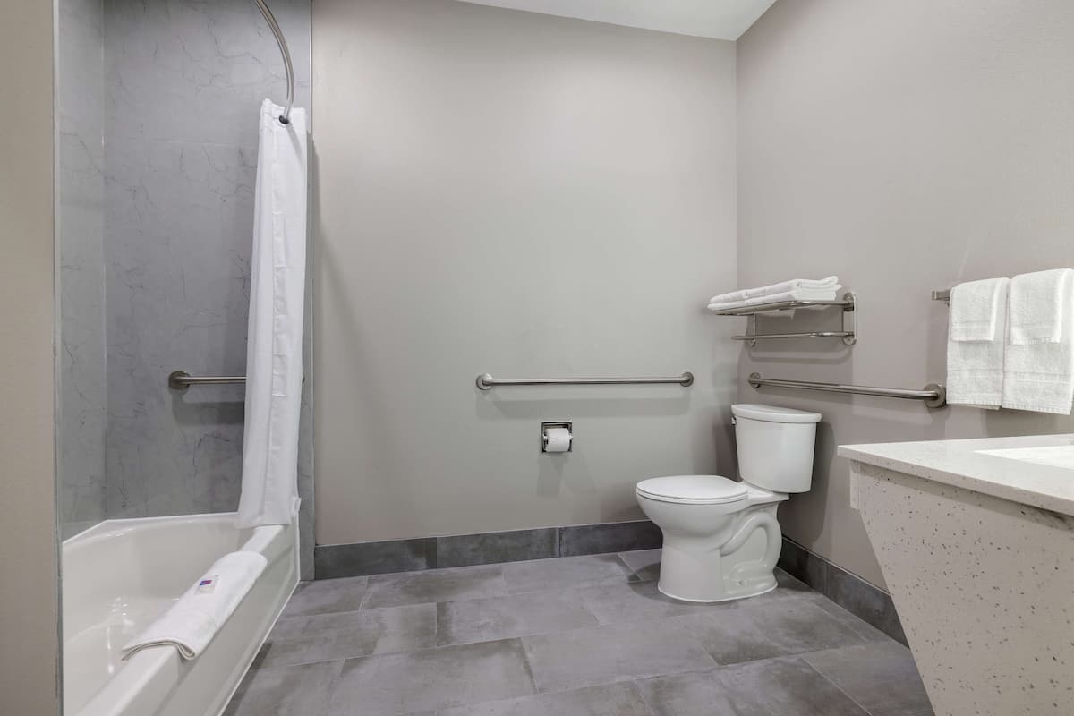 Combined shower/bathtub, towels