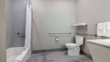 Combined shower/tub, towels