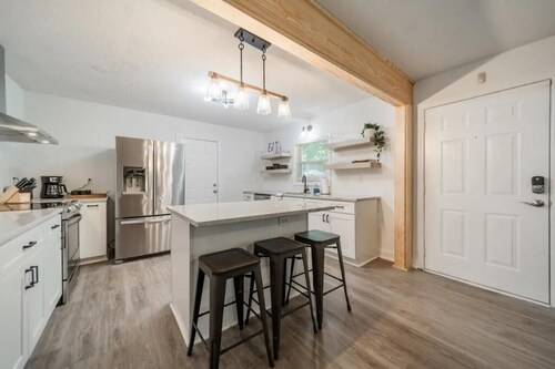 Charming 4 bedroom house just outside of Uptown