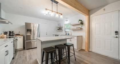 Charming 4 bedroom house just outside of Uptown