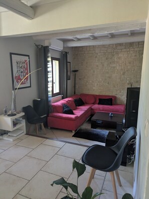 TV, books, music library, stereo