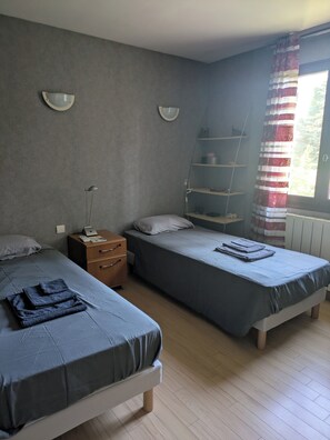 4 bedrooms, desk, free WiFi, bed sheets