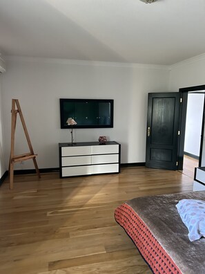 6 bedrooms, WiFi, bed sheets