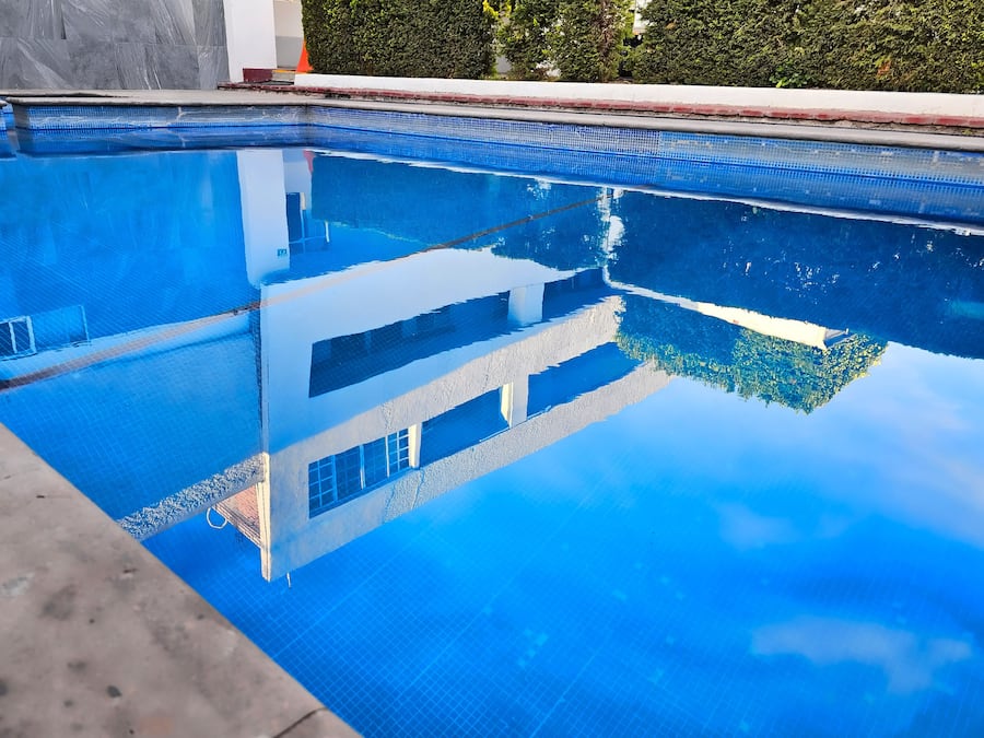 Una piscina al aire libre