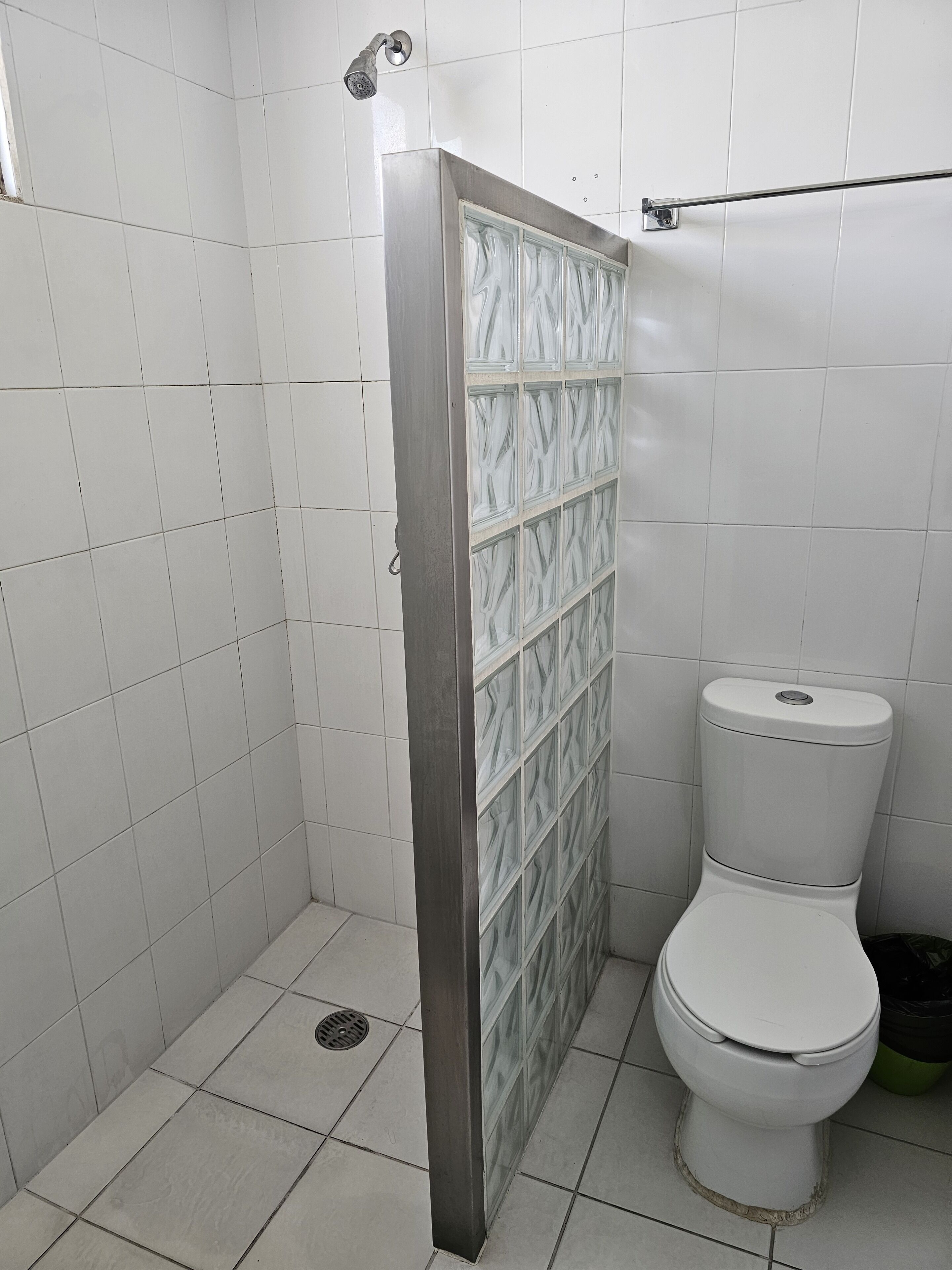 Quarto casal básico | Banheiro | Banheira, secador de cabelo, toalhas de banho, sabonete