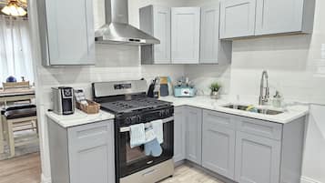 Køleskab, mikrobølgeovn, ovn, kogeplade