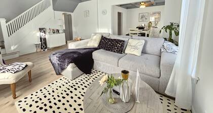 Charming, luxe, modern home near Naval base, Six flags, Casino, Gurnee Mills