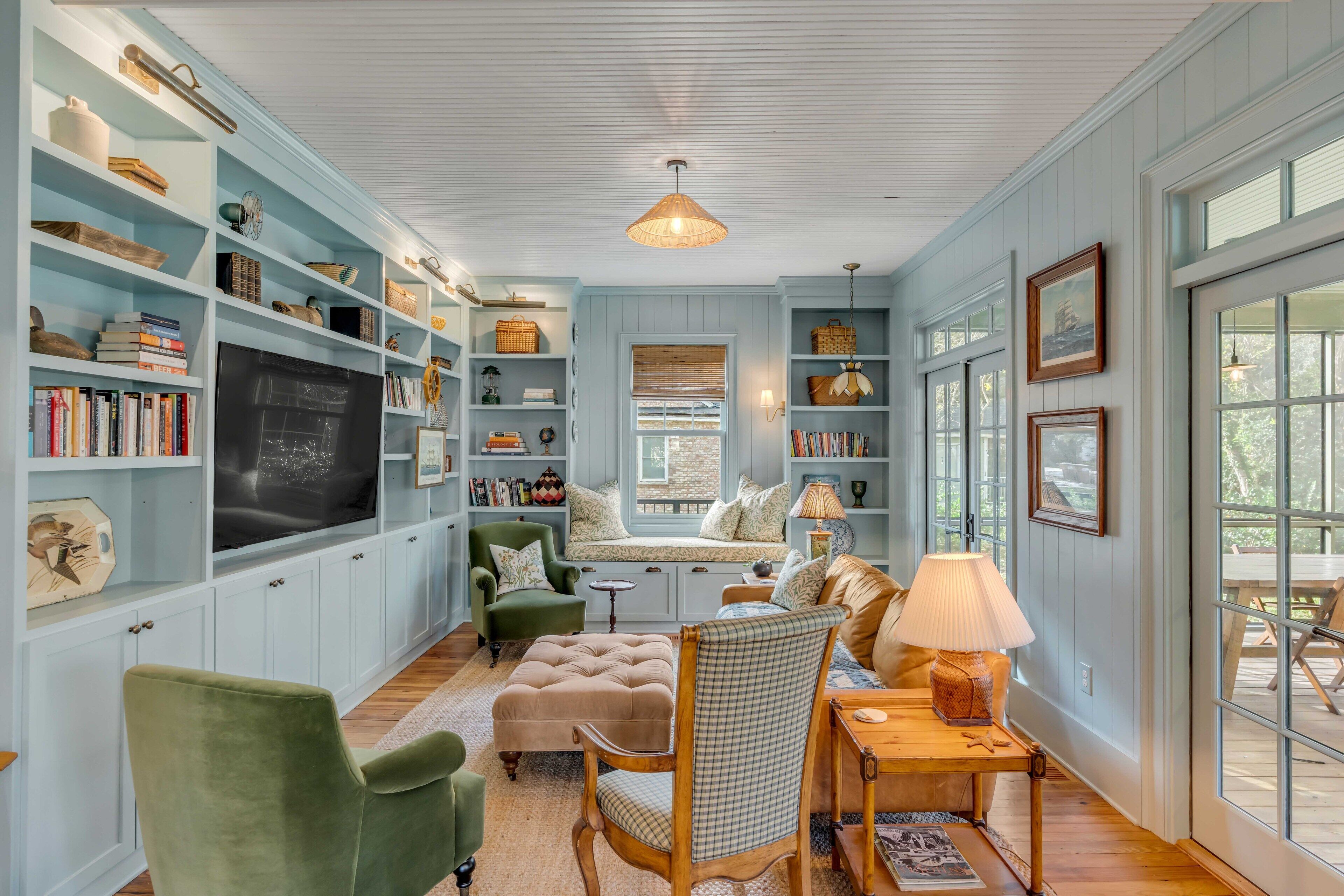 Stylish Cottage w/ Gourmet Kitchen, Screened Patio & Gameroom — 7 mins from dt!