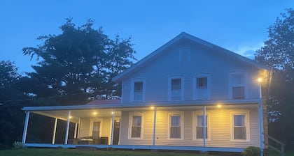 4 Bedroom Farmhouse with a hot tub