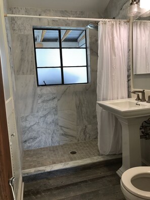 Hair dryer, towels, soap, toilet paper - Hunt Country cottage in Upperville! (Upperville)