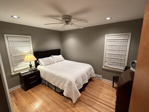 2 bedrooms, iron/ironing board, WiFi, bed sheets - Nice bungalow in quiet Allen Park neighborhood  near airports/Downtown Detroit  (Allen Park)