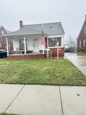 Exterior - Nice bungalow in quiet Allen Park neighborhood  near airports/Downtown Detroit  (Allen Park)