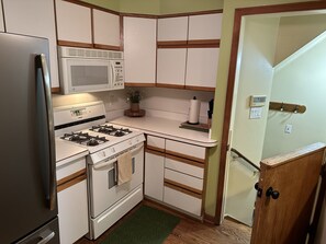 Private kitchen - Nice bungalow in quiet Allen Park neighborhood  near airports/Downtown Detroit  (Allen Park)