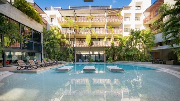 Una piscina al aire libre