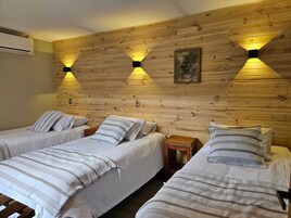 Habitación triple familiar | Ropa de cama hipoalergénica y decoración individual
