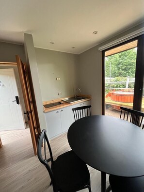 Neljän hengen deluxe-huone | Oleskelualue