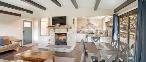 Een smart-tv, een open haard, een dvd-speler en boeken