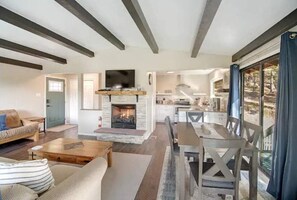 Smart TV, chimenea, reproductor de DVD y libros 