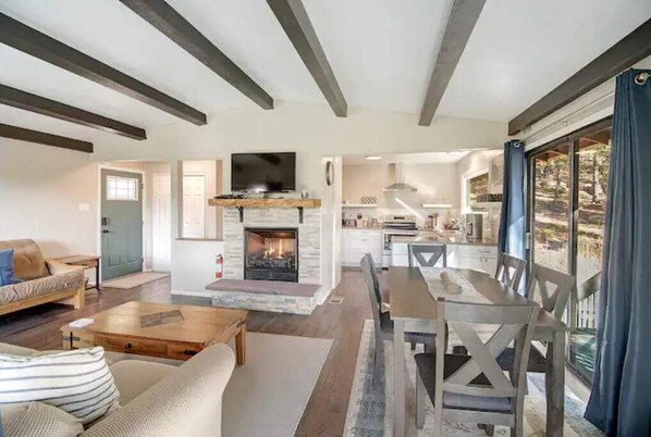 Smart TV, chimenea, reproductor de DVD, libros