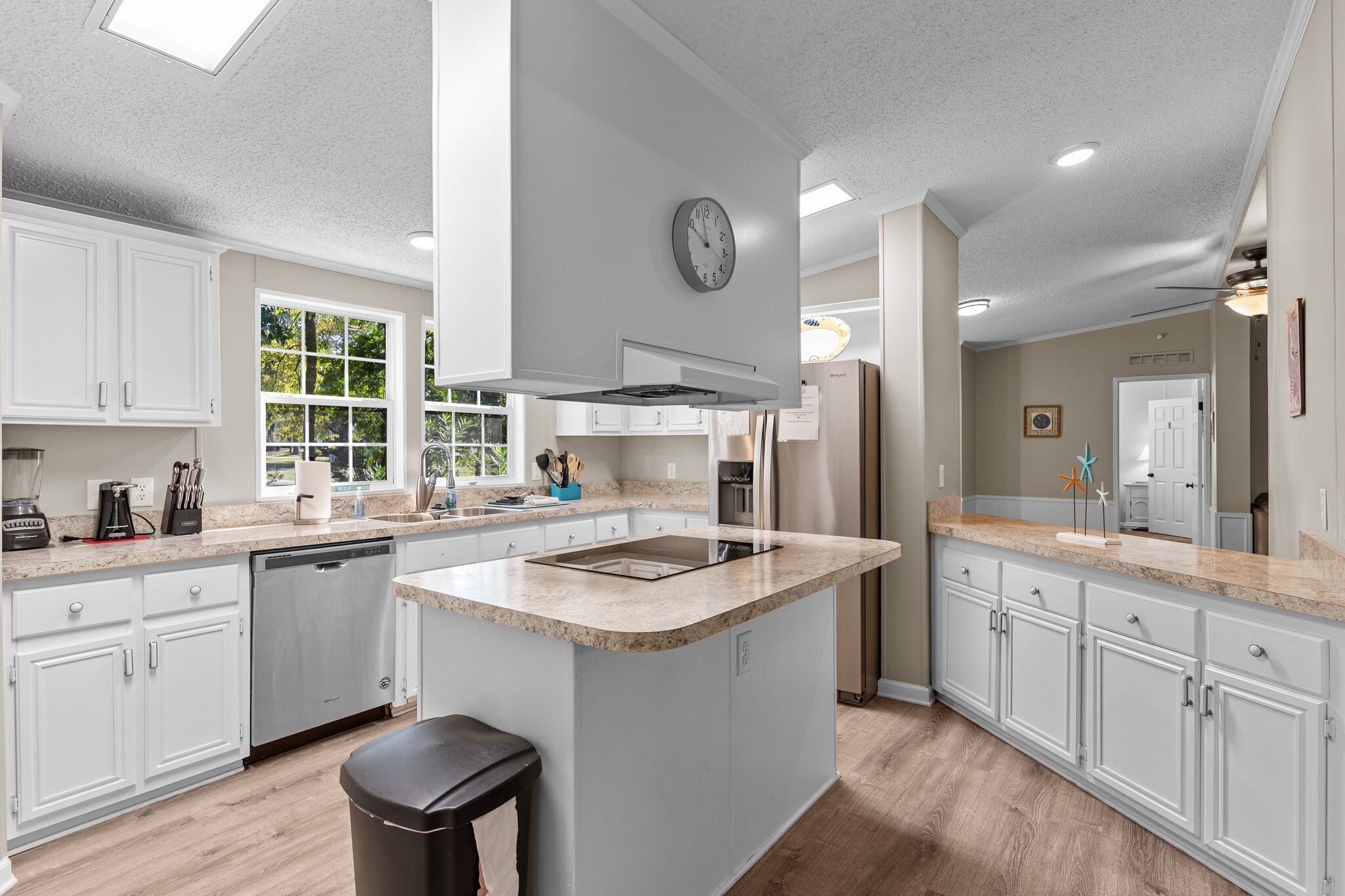 Geladeira, micro-ondas, fogão, cooktop