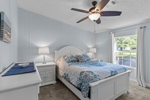 3 bedrooms, iron/ironing board, travel cot, free WiFi - Sand Dollars - 5mins to beach, huge lot, pet friendly and boat parking!  (Ocean Isle Beach)