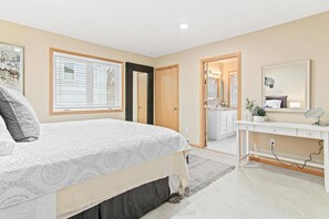6 bedrooms, desk, iron/ironing board, travel cot
