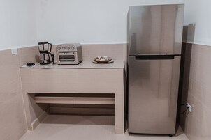 Refrigerador con freezer, horno, cafetera/tetera, tostadora