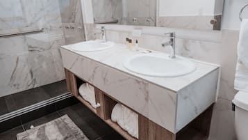 Douche, serviettes fournies