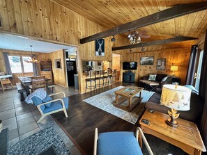 Smart TV, fireplace, books - Nature’s Nest located in the heart of Wilmington, 5 minutes from Whiteface Mt.! (Wilmington)