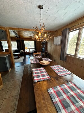 Dining - Nature’s Nest located in the heart of Wilmington, 5 minutes from Whiteface Mt.! (Wilmington)