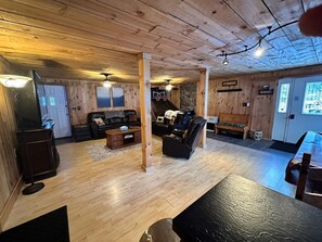 Smart TV, lareira, livros