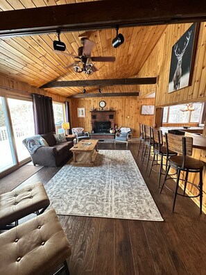 Smart-TV, Kamin, Bücher