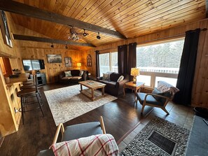 Smart TV, chimenea y libros