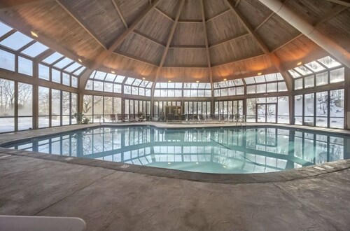 Camelback mountain condo with incredible views! Quick walk to the slopes! 