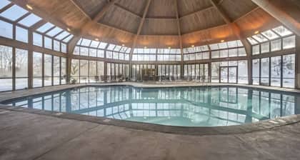 Camelback mountain condo with incredible views! Quick walk to the slopes!