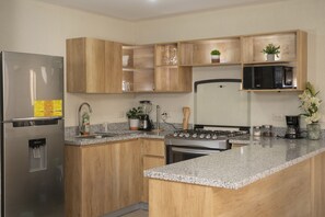 Mikrowelle, Herdplatte, Wasserkocher mit Kaffee-/Teezubehör, Mixer