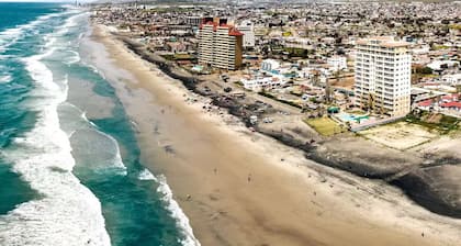 Luxury Rosarito Beachfront 2 Bedroom 5 min Walk 2 Baja beach fest papas & Beer