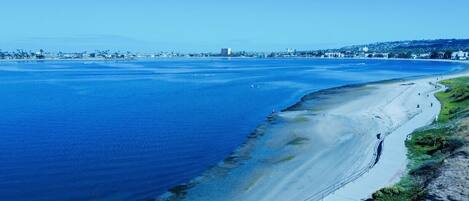 Chaises longues, serviettes de plage