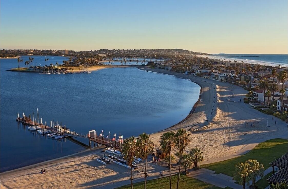 Aurinkotuoleja, rantapyyhkeitä