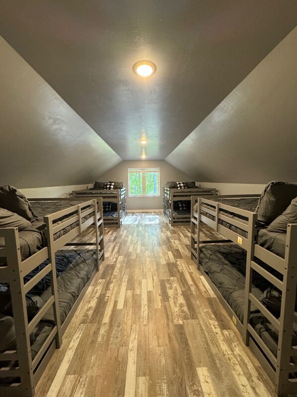 5 bedrooms, desk, iron/ironing board, travel crib