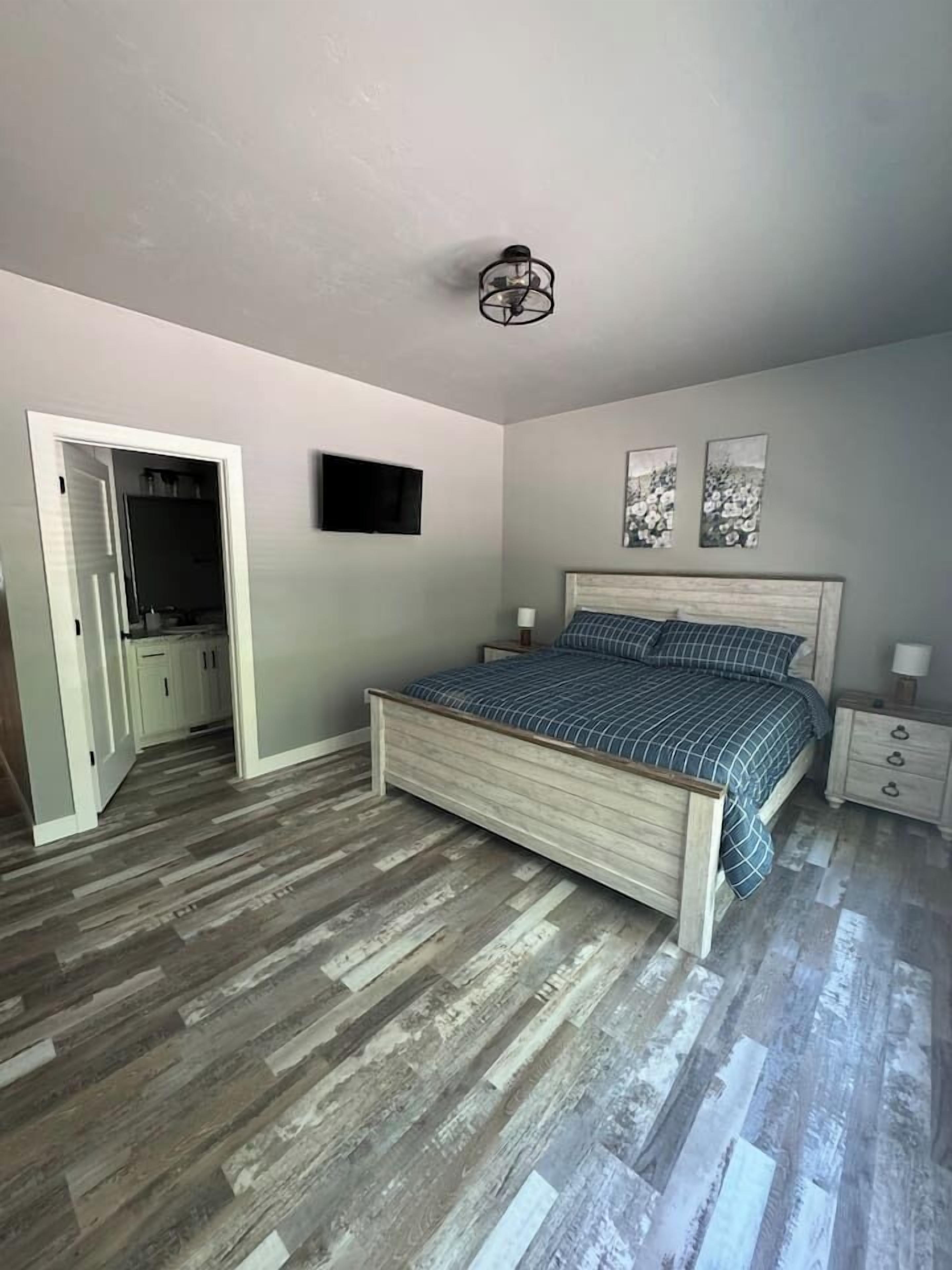 5 slaapkamers, een bureau, een strijkplank/strijkijzer, reisbedje