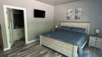 5 slaapkamers, een bureau, een strijkplank/strijkijzer, reisbedje