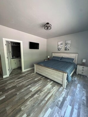 5 bedrooms, desk, iron/ironing board, travel cot