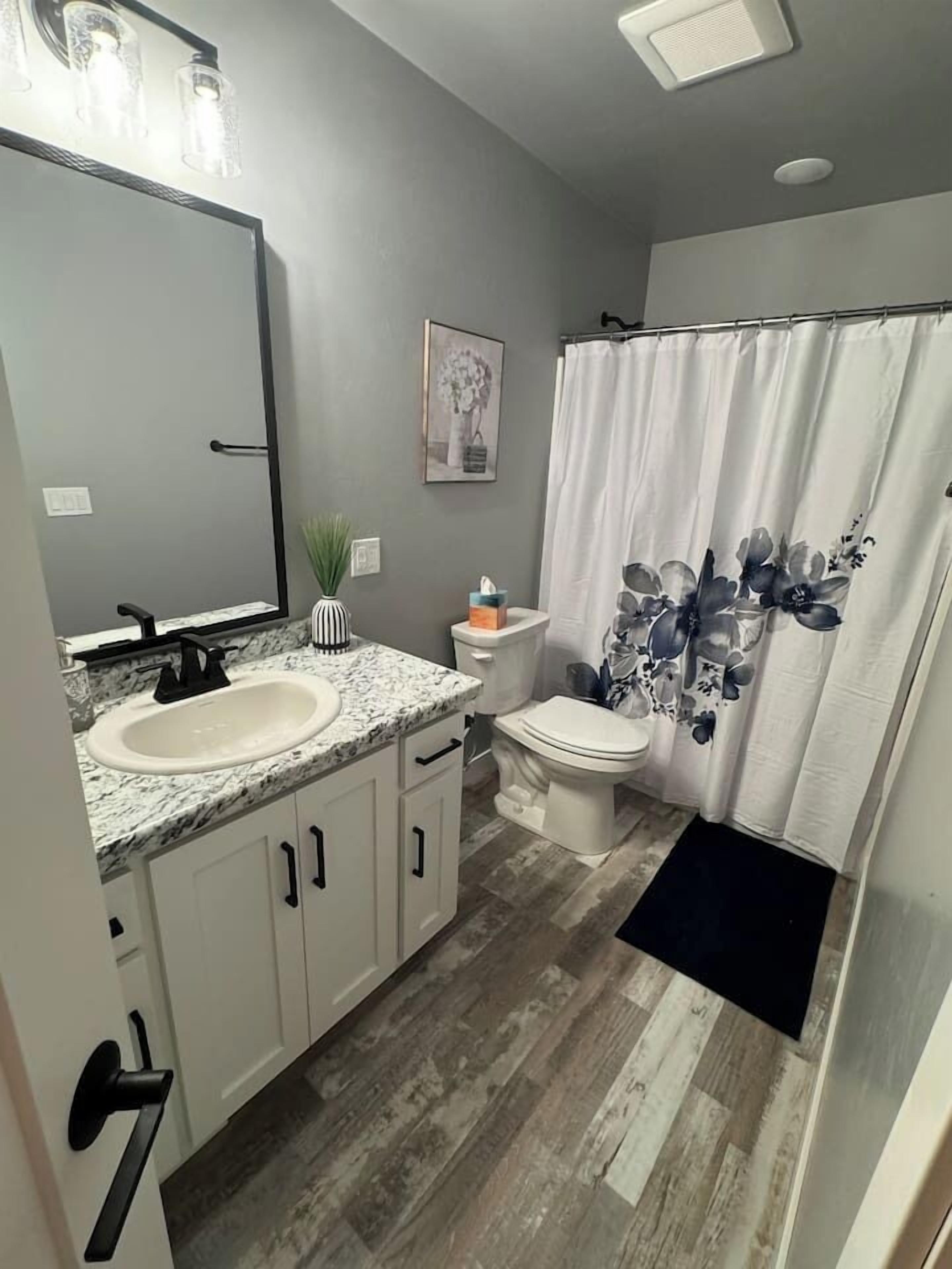 Een haardroger, handdoeken, zeep, shampoo