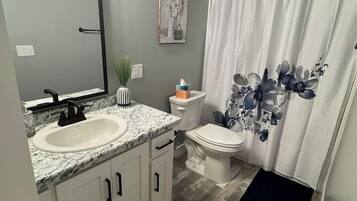 Een haardroger, handdoeken, zeep, shampoo