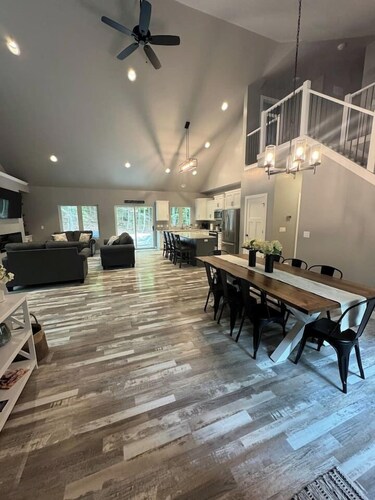 5 Bed, 6 Bath Home Sleeps 24 w/Hot Tub in Door Co.