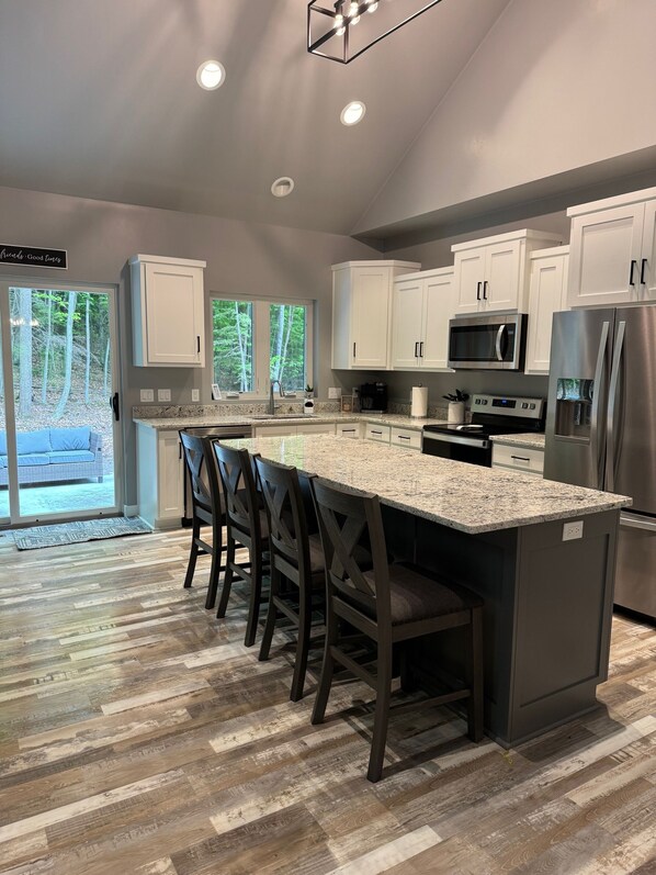 Fridge, microwave, oven, stovetop - 5 Bedrooms with Ensuite Bathrooms - Sleeps 24 - Outdoor Hot Tub (Egg Harbor)