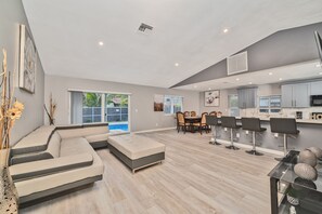 TV - Spacious 4 bedrooms, 2 bathroom house with pool (Miramar)