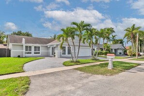 Exterior - Spacious 4 bedrooms, 2 bathroom house with pool (Miramar)