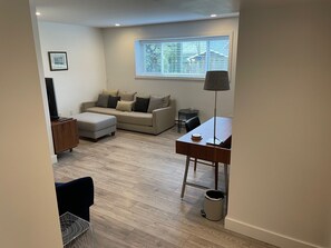 TV - Large 2 bedroom private suite (North Vancouver)